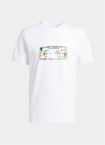 Adidas Dill Graphic T-Shirt i hvid.