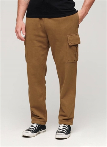 Superdry Relaxed Cargo Sweatpant i brun.