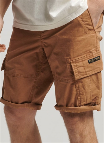 Brun Vintage Core Cargo shorts fra Superdry.